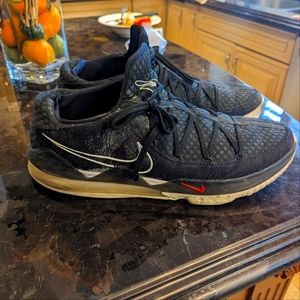 NIKE LEBRON BASKETBALL SHOE